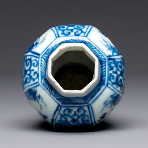 A Chinese blue and white tea caddy, a teapot and an Imari-style teapot, Kangxi/Yongzheng — photo 16