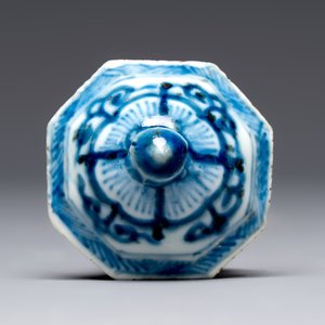 A Chinese blue and white tea caddy, a teapot and an Imari-style teapot, Kangxi/Yongzheng — photo 18