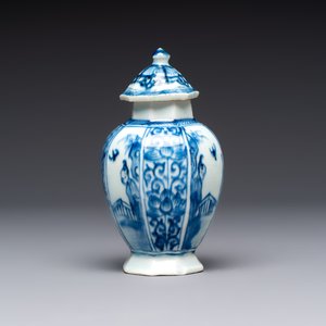 A Chinese blue and white tea caddy, a teapot and an Imari-style teapot, Kangxi/Yongzheng — photo 9