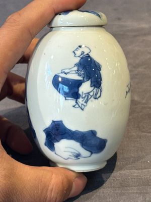 A Chinese blue and white tea caddy and cover with a lady and playing boys, Kangxi — 照片 1