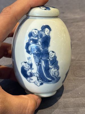 A Chinese blue and white tea caddy and cover with a lady and playing boys, Kangxi — 照片 2