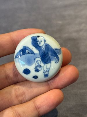 A Chinese blue and white tea caddy and cover with a lady and playing boys, Kangxi — 照片 4