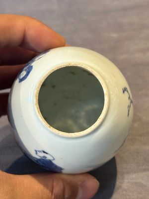 A Chinese blue and white tea caddy and cover with a lady and playing boys, Kangxi — 照片 6