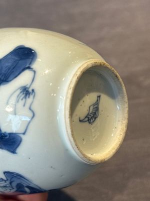 A Chinese blue and white tea caddy and cover with a lady and playing boys, Kangxi — 照片 8