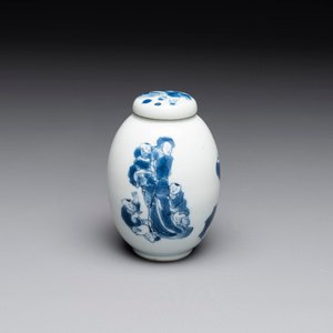 A Chinese blue and white tea caddy and cover with a lady and playing boys, Kangxi — 照片 1