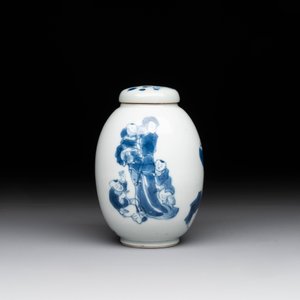 A Chinese blue and white tea caddy and cover with a lady and playing boys, Kangxi — 照片 2