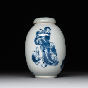 A Chinese blue and white tea caddy and cover with a lady and playing boys, Kangxi — 照片 3