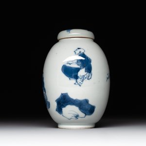 A Chinese blue and white tea caddy and cover with a lady and playing boys, Kangxi — 照片 4