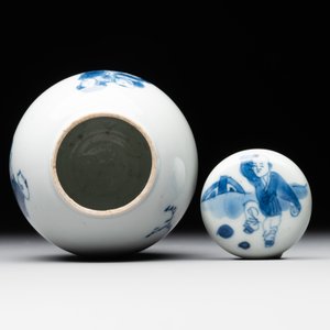 A Chinese blue and white tea caddy and cover with a lady and playing boys, Kangxi — 照片 6