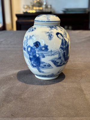 A Chinese blue and white tea caddy and cover with ladies playing music, Kangxi — foto 1