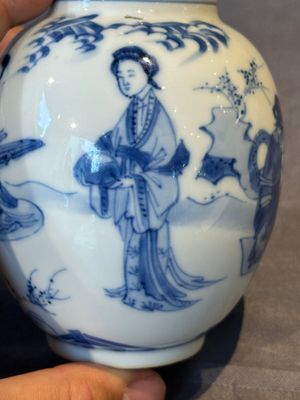 A Chinese blue and white tea caddy and cover with ladies playing music, Kangxi — foto 13
