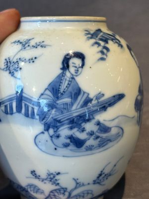 A Chinese blue and white tea caddy and cover with ladies playing music, Kangxi — foto 14