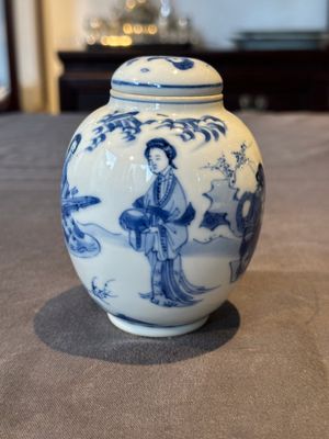 A Chinese blue and white tea caddy and cover with ladies playing music, Kangxi — foto 2