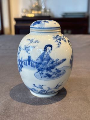 A Chinese blue and white tea caddy and cover with ladies playing music, Kangxi — foto 3