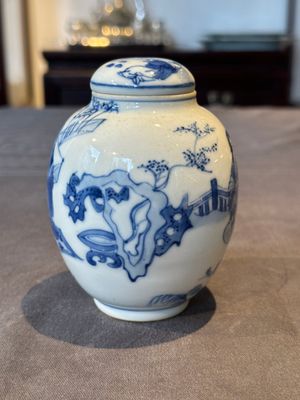 A Chinese blue and white tea caddy and cover with ladies playing music, Kangxi — foto 4