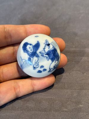 A Chinese blue and white tea caddy and cover with ladies playing music, Kangxi — foto 5