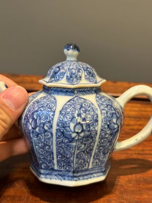 A Chinese blue and white tea caddy and two teapots, Kangxi/Qianlong — 照片 17