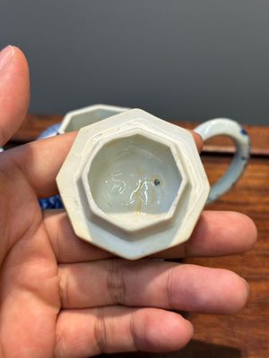 A Chinese blue and white tea caddy and two teapots, Kangxi/Qianlong — 照片 19