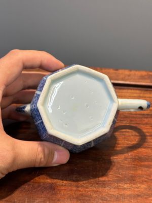 A Chinese blue and white tea caddy and two teapots, Kangxi/Qianlong — 照片 21