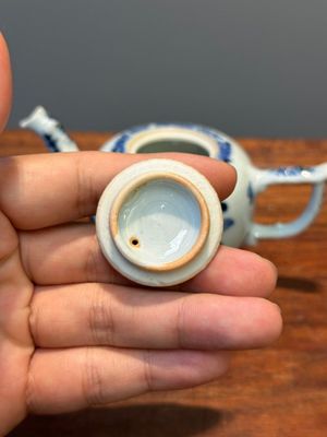 A Chinese blue and white tea caddy and two teapots, Kangxi/Qianlong — 照片 25