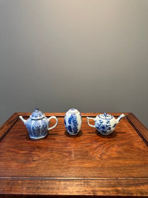 A Chinese blue and white tea caddy and two teapots, Kangxi/Qianlong — 照片 3