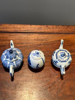 A Chinese blue and white tea caddy and two teapots, Kangxi/Qianlong — 照片 5