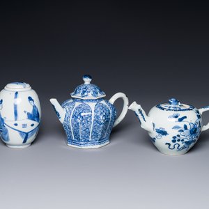 A Chinese blue and white tea caddy and two teapots, Kangxi/Qianlong — 照片 1