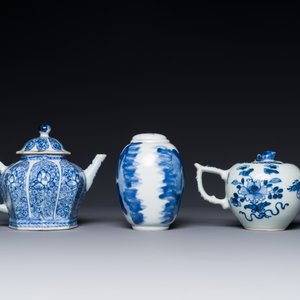 A Chinese blue and white tea caddy and two teapots, Kangxi/Qianlong — 照片 3