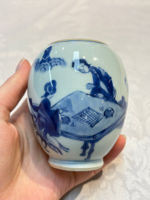 A Chinese blue and white tea caddy with figural design, artemisia leaf mark, Kangxi — photo 1