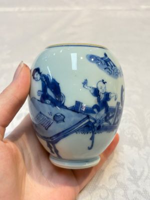 A Chinese blue and white tea caddy with figural design, artemisia leaf mark, Kangxi — photo 2