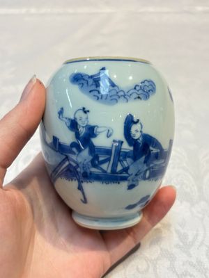 A Chinese blue and white tea caddy with figural design, artemisia leaf mark, Kangxi — photo 3