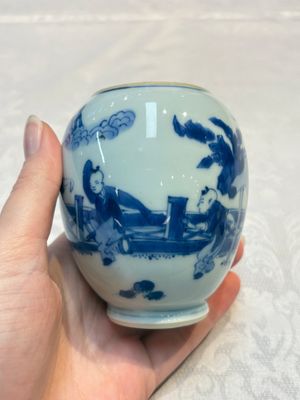 A Chinese blue and white tea caddy with figural design, artemisia leaf mark, Kangxi — photo 4