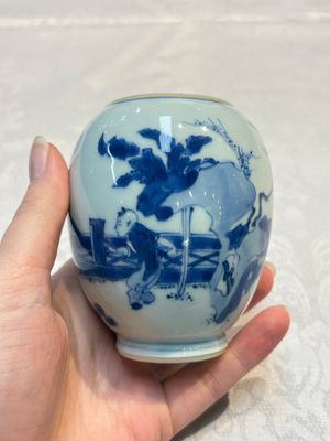 A Chinese blue and white tea caddy with figural design, artemisia leaf mark, Kangxi — photo 5