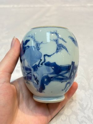 A Chinese blue and white tea caddy with figural design, artemisia leaf mark, Kangxi — photo 6