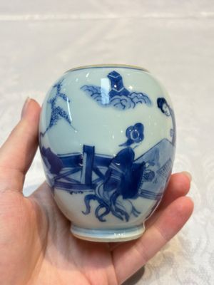 A Chinese blue and white tea caddy with figural design, artemisia leaf mark, Kangxi — photo 7
