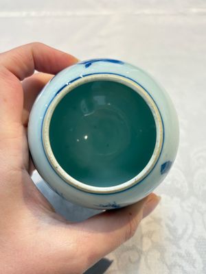 A Chinese blue and white tea caddy with figural design, artemisia leaf mark, Kangxi — photo 8