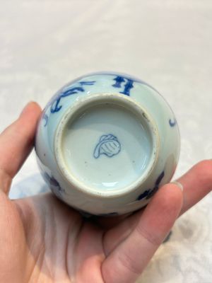A Chinese blue and white tea caddy with figural design, artemisia leaf mark, Kangxi — photo 9