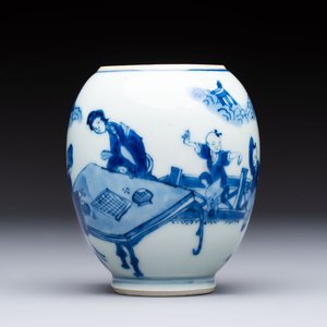 A Chinese blue and white tea caddy with figural design, artemisia leaf mark, Kangxi — photo 1