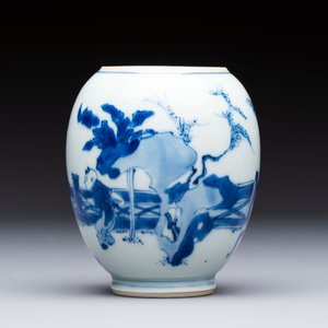 A Chinese blue and white tea caddy with figural design, artemisia leaf mark, Kangxi — photo 3