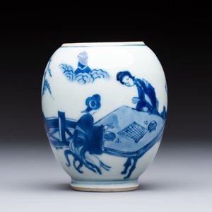 A Chinese blue and white tea caddy with figural design, artemisia leaf mark, Kangxi — photo 4