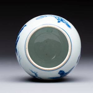 A Chinese blue and white tea caddy with figural design, artemisia leaf mark, Kangxi — photo 5