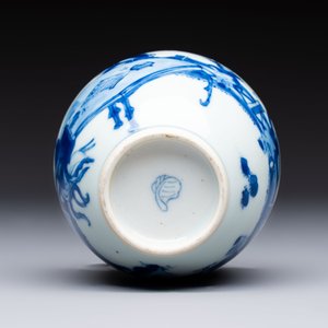 A Chinese blue and white tea caddy with figural design, artemisia leaf mark, Kangxi — photo 6