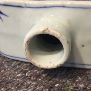 A Chinese blue and white tea caddy with roosters, Transitional period — photo 9