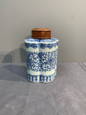 A Chinese blue and white tea caddy with wooden cover and a bird feeder, Xuande mark, 19th C. — photo 3