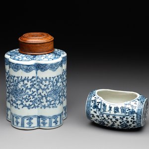 A Chinese blue and white tea caddy with wooden cover and a bird feeder, Xuande mark, 19th C. — photo 1