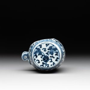 A Chinese blue and white tea caddy with wooden cover and a bird feeder, Xuande mark, 19th C. — photo 11