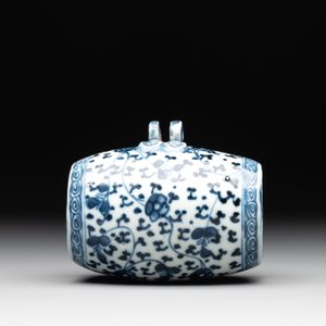 A Chinese blue and white tea caddy with wooden cover and a bird feeder, Xuande mark, 19th C. — photo 13