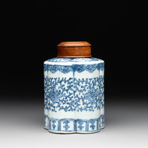 A Chinese blue and white tea caddy with wooden cover and a bird feeder, Xuande mark, 19th C. — photo 2