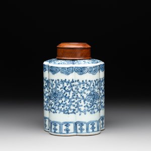 A Chinese blue and white tea caddy with wooden cover and a bird feeder, Xuande mark, 19th C. — photo 4
