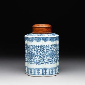 A Chinese blue and white tea caddy with wooden cover and a bird feeder, Xuande mark, 19th C. — photo 5